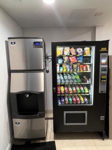 uma máquina de venda automática com comida e bebidas numa sala em Grandview Hotel New York em Queens