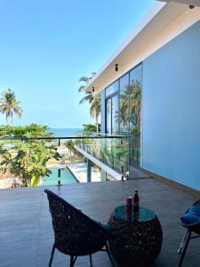 - une table et des chaises sur une terrasse avec vue sur l'océan dans l'établissement Khalid’s House at the East coast, à Duong Dong