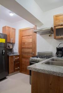 una cocina con estufa y fregadero en Torre Sky 01 - Apto. J9, en Santo Domingo