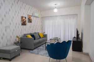 una sala de estar con un sofá y una silla en Torre Sky 01 - Apto. J9, en Santo Domingo 2 fotos más