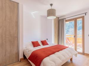 ein Schlafzimmer mit einem Bett und einem großen Fenster in der Unterkunft Appartement Champagny-en-Vanoise, 4 pièces, 8 personnes - FR-1-638-15 in Champagny-en-Vanoise