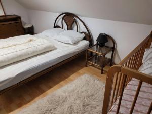 2 Einzelbetten in einem Zimmer mit einem Teppich in der Unterkunft Villa Merlimont, 5 pièces, 10 personnes - FR-1-672-31 in Merlimont