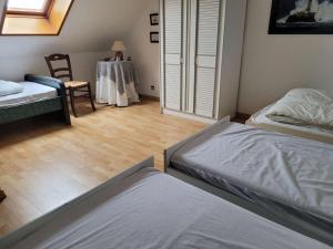 ein Schlafzimmer mit 2 Betten und einem Tisch mit einer Braut in der Unterkunft Villa Merlimont, 5 pièces, 10 personnes - FR-1-672-31 in Merlimont