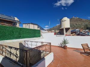 un balcón de una casa con una planta en Hermosa casa en el centro de Zacatecas en Zacatecas