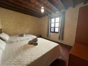um quarto com uma cama e uma janela em Casa Los Héroes em Antigua Guatemala
