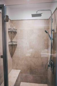 um chuveiro com uma porta de vidro na casa de banho em Modern Condo in Casa de Campo em La Romana