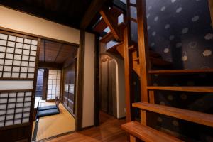 korytarz ze schodami oraz pokój ze schodami w obiekcie Rinn Shijo Machiya w mieście Kioto