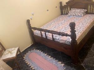 1 dormitorio con 1 cama con marco de madera en recanto Gonzales, en Sarapuí