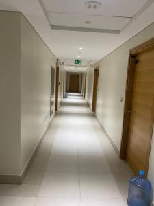 un couloir dans un bâtiment avec un long couloir dans l'établissement Azizi Aura 1013, à Dubaï