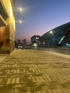 Azizi Aura 1013 في دبي: شارع المدينة بالليل فيه عمارة وانوار الشارع