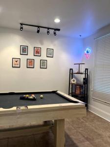 een kamer met een pooltafel in een kamer bij Veteran Owned Retreat with Games in Baton Rouge