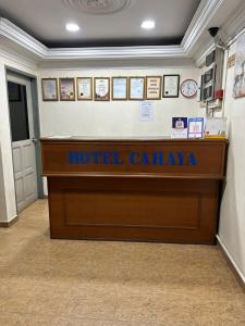 丹戎馬林的住宿－Hotel Cahaya，酒店大堂的卡拉威柜台