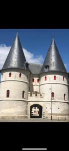 un château avec deux tours en haut dans l'établissement Maison des Larris, à Beauvais
