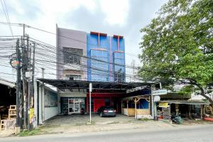 a building with a car parked in front of it at Citara Jaya Guesthouse Mitra RedDoorz in Bekasi