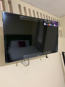 einen großen Flachbild-TV, der an einer Wand hängt in der Unterkunft Hostal Casa Antigua Santa Ana in Santa Ana