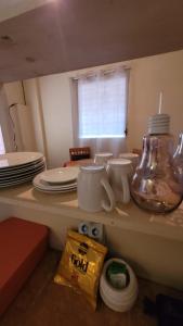 eine Küche mit einer Theke mit Tellern und einem Krug in der Unterkunft Hostal Casa Antigua Santa Ana in Santa Ana