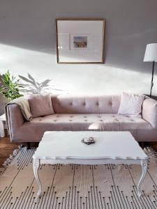 ein Wohnzimmer mit einem Sofa und einem Couchtisch in der Unterkunft Peaceful 4BDRM Home 5mins to Clifton Hill in Niagara Falls