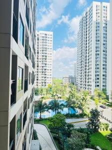 - une vue sur une ville avec de grands bâtiments dans l'établissement Vinhomes Grand Park Studio Apartment Ho Chi Minh City, à Long Bình