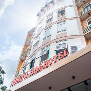 un edificio con un cartello sul lato di Hoàng Hải 2 Hotel a Ninh Binh