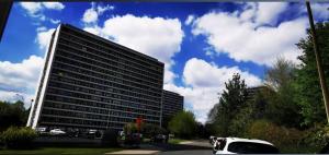 een groot gebouw met auto's geparkeerd voor het bij Blue Appartement in Sint-Niklaas
