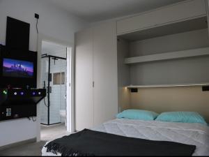 um quarto com uma cama e uma televisão de ecrã plano em Jacuzzi Suite Paradise em Ciudad Real