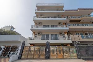 un edificio de apartamentos con una puerta delante en Wandr Serpens - Sector 51, Near Artemis hospital, Unitech Cyber Park, en Gurgaon