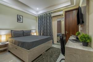 Tempat tidur dalam kamar di Wandr Serpens - Sector 51, Near Artemis hospital, Unitech Cyber Park