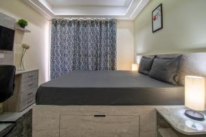 Un dormitorio con una cama grande y una ventana en Wandr Serpens - Sector 51, Near Artemis hospital, Unitech Cyber Park en Gurgaon