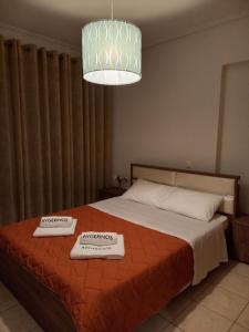 een slaapkamer met een bed met twee handdoeken erop bij A V G E R I N O S Athens in Athene