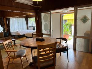 een woonkamer met een houten tafel en stoelen bij Guest House Renga in Henza