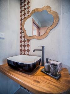 a bathroom with a sink and a mirror at Αρχοντικό Πορταριάς in Portariá