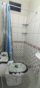 ein Bad mit einem WC und einem Waschbecken in der Unterkunft AlojaRous2 in Tingo María