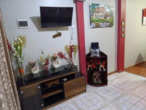 - un salon avec une télévision et un centre de divertissement dans l'établissement AlojaRous2, à Tingo María
