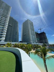 uitzicht op gebouwen en een strand met palmbomen bij Gellybean Homestay ( AZURE North Residence / Staycation) in San Fernando