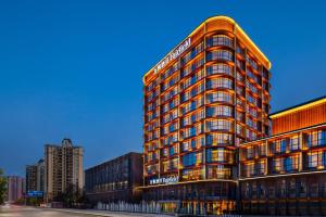 um edifício alto com uma laranja em Fairfield by Marriott Chongqing Yongchuan em Chongqing
