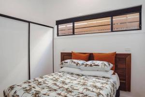 - une chambre avec un lit et 2 oreillers dans l'établissement Rail View Stay Timboon, à Timboon