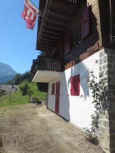 Vista generica sulle montagne o vista sulle montagne dall'interno dello chalet