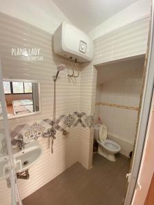 a bathroom with a sink and a toilet at Plant Lady Homestay Cao Bằng in Cao Bằng