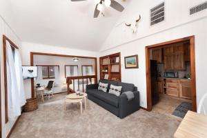 Χώρος καθιστικού στο 151 CR 200 Studio Cabin