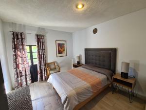 מיטה או מיטות בחדר ב-Hermosa casa en el centro de Zacatecas