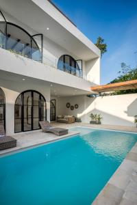 uma casa com uma piscina em frente em Villa Balmoral Canggu em Canggu