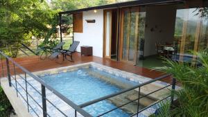 - une piscine sur la terrasse d'une maison dans l'établissement Casa Ensueño Campestre, à Guaduas