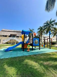 - une aire de jeux avec toboggan dans un parc dans l'établissement Departamento Acapulco frente a la playa, à Acapulco