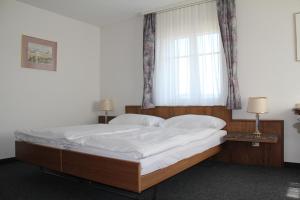 
Ein Bett oder Betten in einem Zimmer der Unterkunft Hotel Linde
