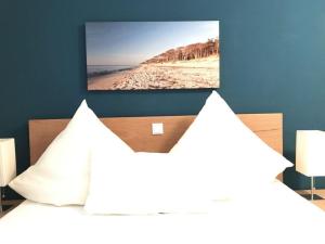 a bedroom with a bed and a picture of a beach at Deck 1 Modern retreat in Häven