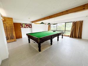 um quarto grande com uma mesa de bilhar em Classical Lockwood house nearby the stream em Rotorua