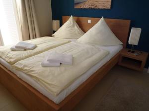 uma cama grande com duas toalhas em cima em Deck 3 Modern retreat em Häven