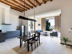 cocina y sala de estar con mesa y sillas en Castle apartment for two with private terrace, en La Torre de Claramunt