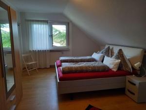 un soggiorno con divano e cuscini sopra di Holiday apartment Mossauer Höhe a Mossautal