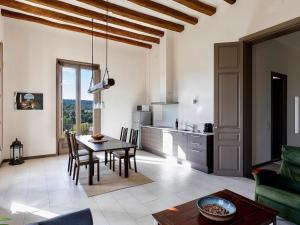 sala de estar con mesa y cocina en Mas Rossignol Apartment with 3 Balconies, en La Torre de Claramunt